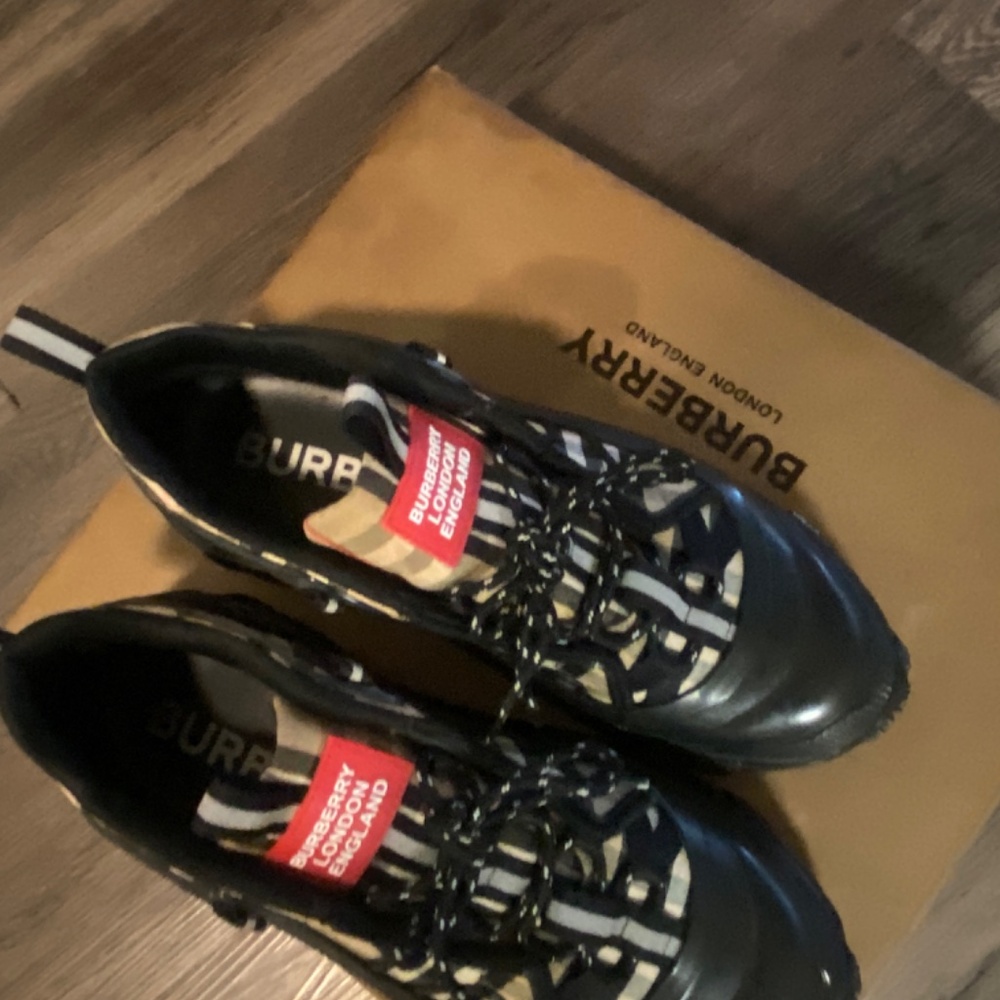 Burberry shoes - Picture 2 of 2